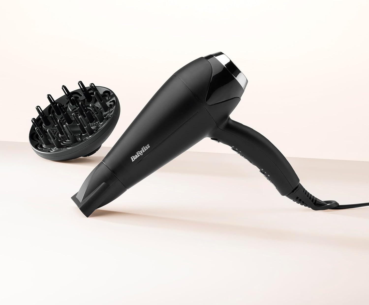 BaByliss Sèche-cheveux Turbo Smooth - Sèche-cheveux puissant de 2200W, Diffuseur large, Technologie ionique anti-frisottis, 3 réglages de température et 2 réglages de vitesse, noir, D572DE